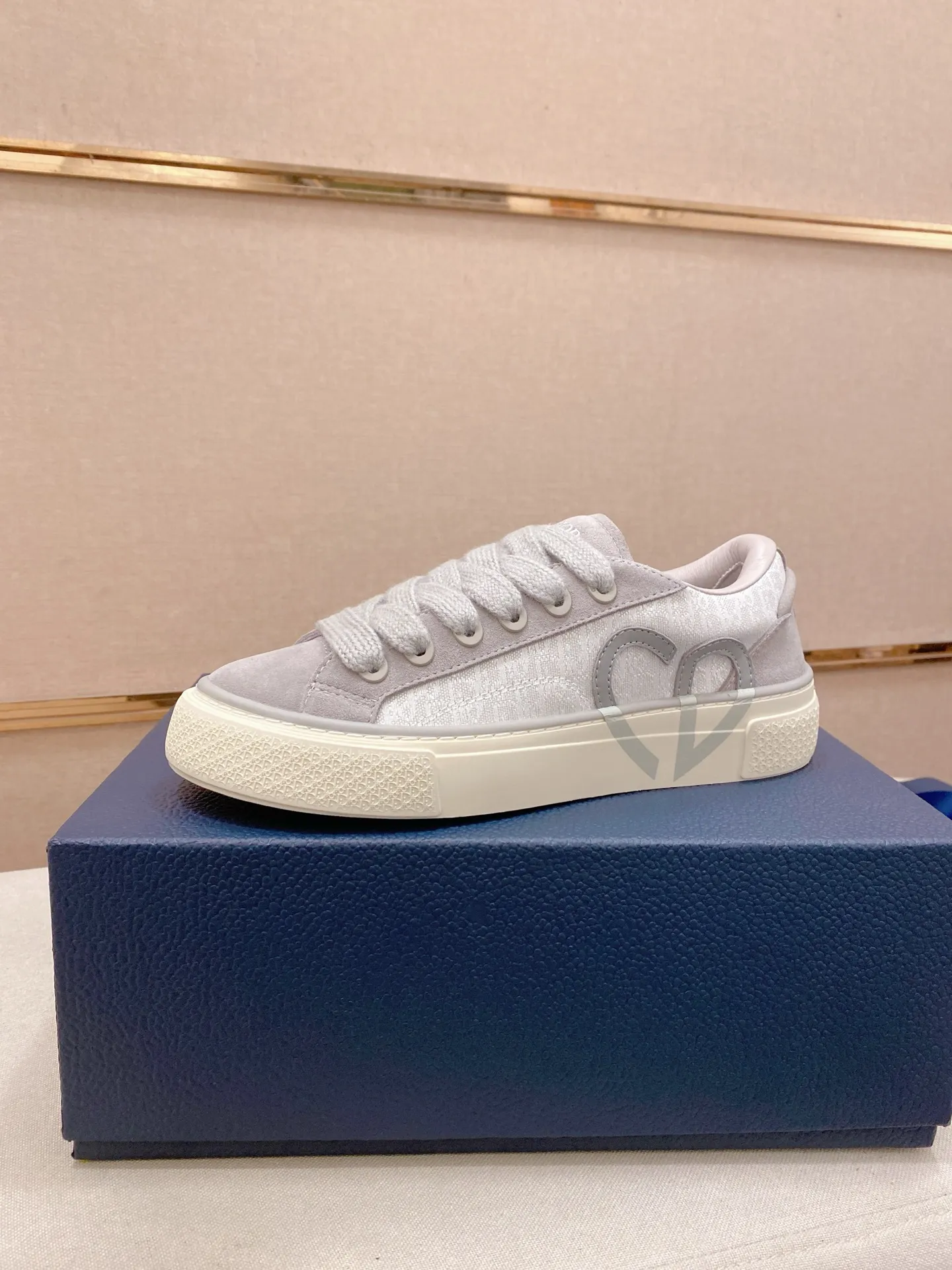 Factory price: 300 Men's shoes 💰[Dior·Dior] Top 🔍Couple style 💏🔍New casual sports style couple shoes, new four-season design, perfect workmanship, lace-up lazy style to create cabinet quality, upper: imported first-layer cowhide, sheepskin lining is soft and comfortable, ultra-light TPU wear-resistant outsole, simple, versatile fashion men's shoes, excellent color code number 35--44
